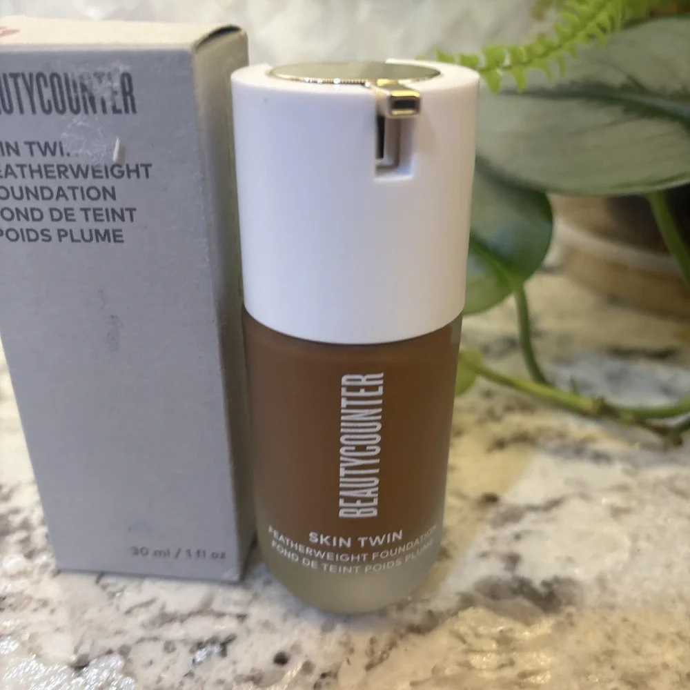 BEAUTYCOUNTER Skin Twin Featherweight Foundation 1 fl‎ oz Dark 560 - new